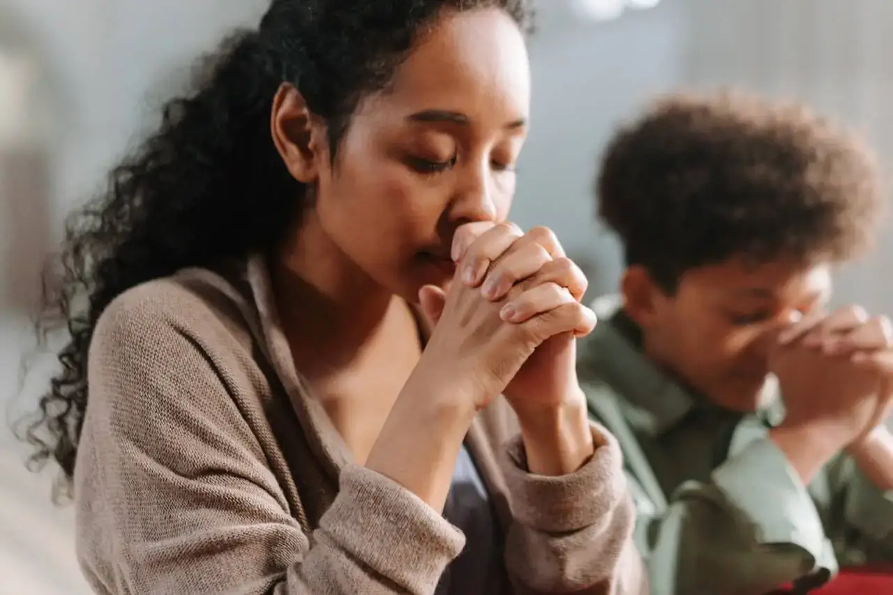 Mujeres Orando en Iglesia Cristiana Buen Pastor